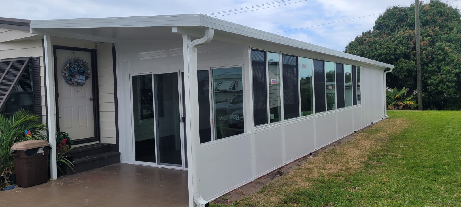 Sunroom attached to side of Mobile home